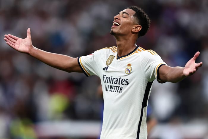 Jude Bellingham celebra con brazos abiertos y ojos cerrados